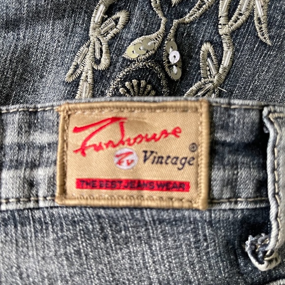 Jeans below the knee lenght with embelished applique. - Picture 4 of 7